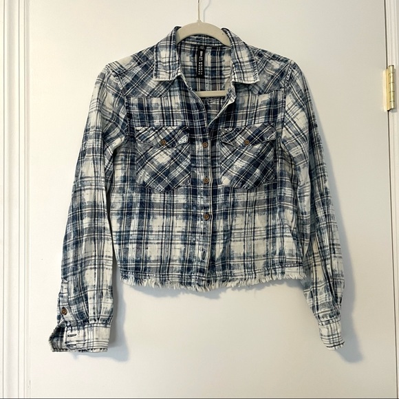 Design Lab Cropped Button Down Top - Picture 2 of 5